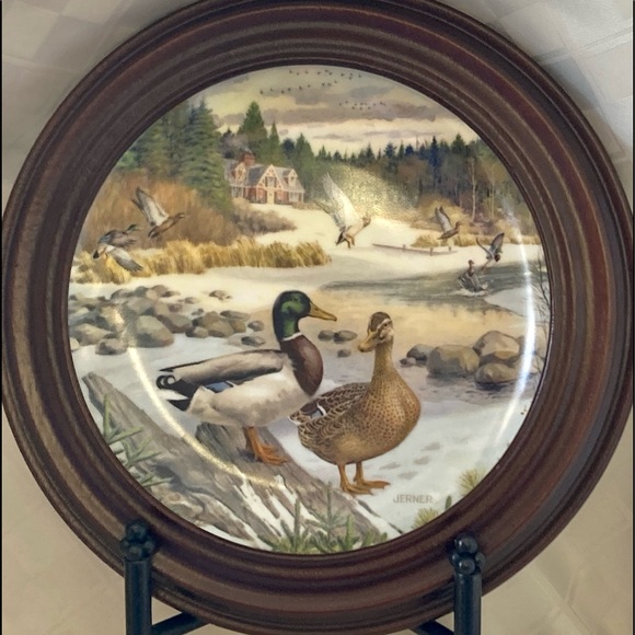 BRADFORD EXCHANGE WOOD COLLECTORS 8 1/2” PLATE FRAME - Picture 5 of 5